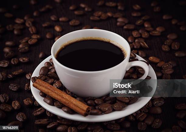 Photo libre de droit de Tasse De Café À La Cannelle banque d'images et plus d'images libres de droit de Blanc - Blanc, Café - Établissement de restauration, Café arabica - Boisson