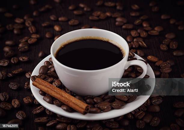 Filiżanka Kawa Z Cynamonem - zdjęcia stockowe i więcej obrazów Biały - Biały, Cappuccino, Cynamon
