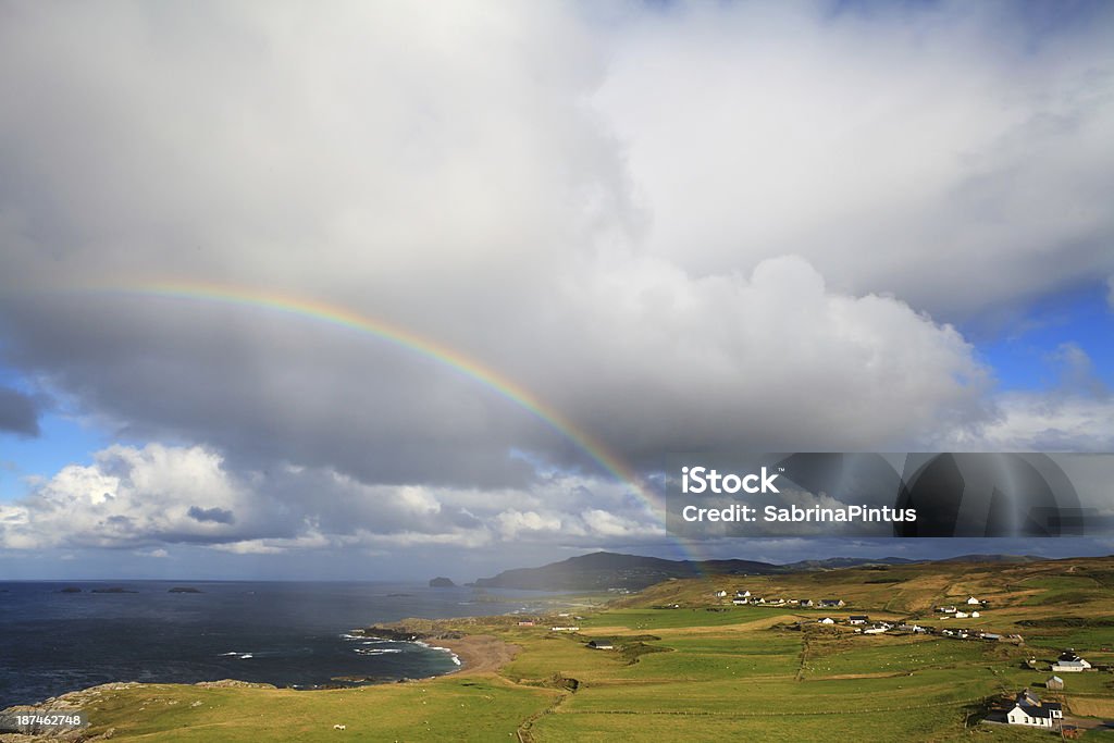 Penisola di Inishowen con arcobaleno, Irlanda. - Foto stock royalty-free di Arcobaleno