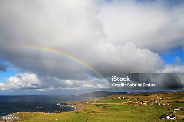 Penisola Di Inishowen Con Arcobaleno Irlanda - Fotografie stock e altre immagini di Arcobaleno - Arcobaleno, Tempo atmosferico, Altopiano