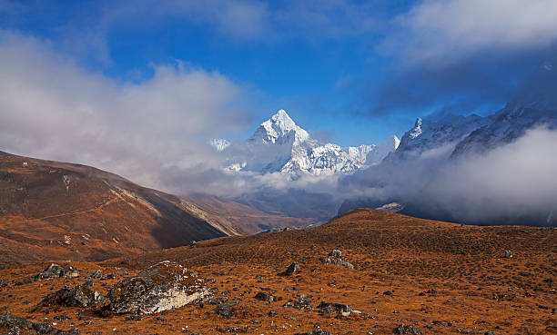 ama dablam pico - amadablam fotografías e imágenes de stock