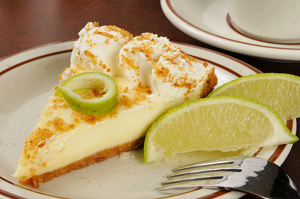 key lime pie - key lime pie dessert pie pastry stock-fotos und bilder