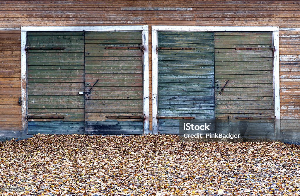 Porte di Garage in autunno - Foto stock royalty-free di Autunno