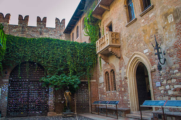 house of juliet in verona, italien - william shakespeare fotos stock-fotos und bilder