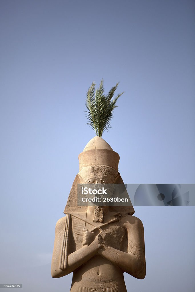 Palm qui sortent le toit de statue d'Égypte - Photo de Afrique libre de droits