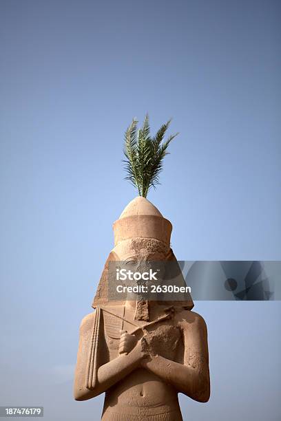 Photo libre de droit de Palm Qui Sortent Le Toit De Statue Dégypte banque d'images et plus d'images libres de droit de Afrique - Afrique, Antique, Arbre