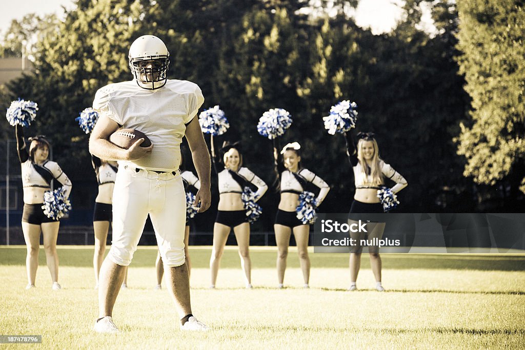 american football player z Cheerleaderki - Zbiór zdjęć royalty-free (20-29 lat)