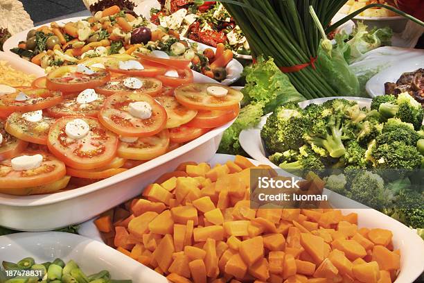 Saladas - Fotografias de stock e mais imagens de Buffet - Buffet, Sumarento, Alface