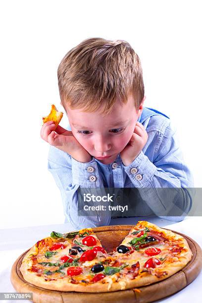 Rapaz Com Pizza Grande - Fotografias de stock e mais imagens de 4-5 Anos - 4-5 Anos, Alimentação Não-saudável, Caixa de Pizza