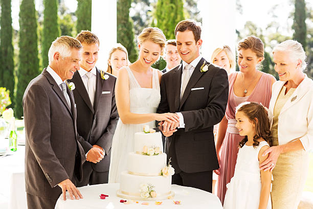 pareja de recién casados corte de pastel de bodas durante la recepción estilo "happy hour" - wedding reception wedding bride bridesmaid fotografías e imágenes de stock