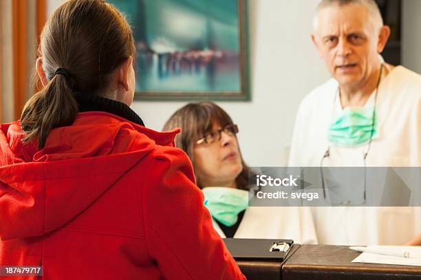Alter Arzt Und Krankenschwester Mit Patienten Im Büro Stockfoto und mehr Bilder von Alter Erwachsener