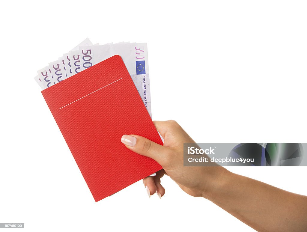 Ręka trzymająca czerwony oszczędności książki z wielu 500 banknotów Euro - Zbiór zdjęć royalty-free (Książeczka bankowa)