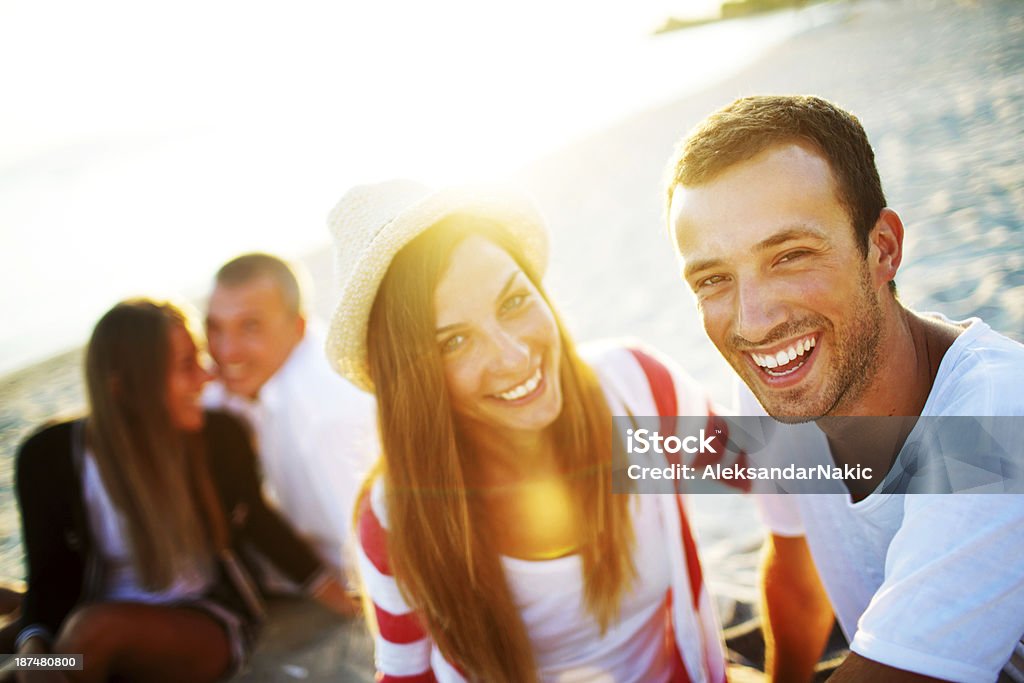 Lächelnd Freunde am Strand - Lizenzfrei Aufregung Stock-Foto