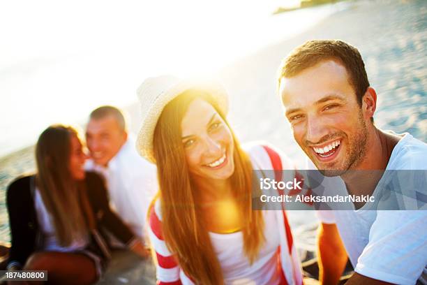 Lächelnd Freunde Am Strand Stockfoto und mehr Bilder von Aufregung - Aufregung, Entspannung, Erwachsene Person