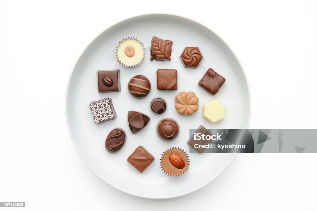 Aislado fotografía de chocolates en placa blanca sobre fondo blanco - Foto de stock de Chocolate libre de derechos