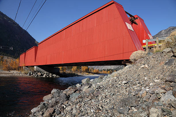 zabytkowy czerwony most w keremeos, b.c., kanada. - similkameen river zdjęcia i obrazy z banku zdjęć