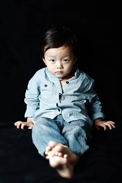 ładny asian chłopiec w łóżku - cross eyed child blackboard fun zdjęcia i obrazy z banku zdjęć
