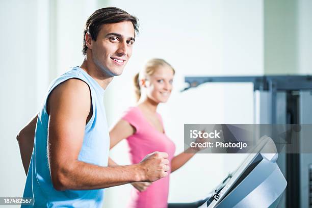 Gimnasio Ejercicio Foto de stock y más banco de imágenes de 20 a 29 años - 20 a 29 años, Actividad, Actividad física