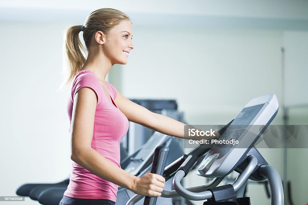 Garota feliz na academia de ginástica - Foto de stock de 20 Anos royalty-free