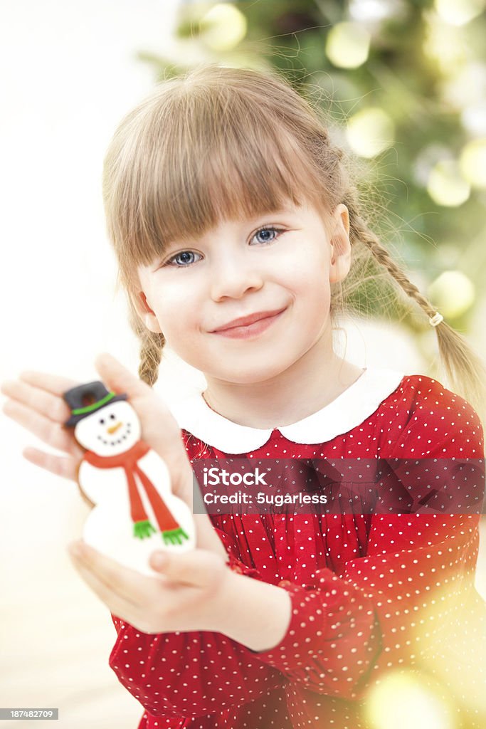 Kleines Mädchen mit Schneemann Ingwer Kekse - Lizenzfrei Kind Stock-Foto