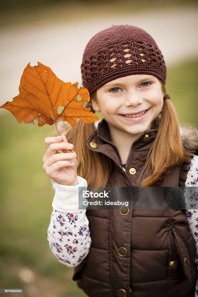 Petite fille debout à l'extérieur sur une journée d'automne et en feuilles - Photo de 6-7 ans libre de droits