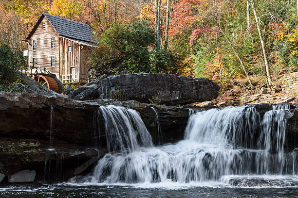 glade creek mill et de feuilles d'automne coloré - autumn watermill glade creek waterfall photos et images de collection
