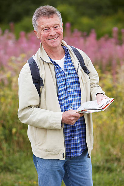 senior hombre disfrutando de caminatas en la naturaleza - map uk hiking reading fotografías e imágenes de stock