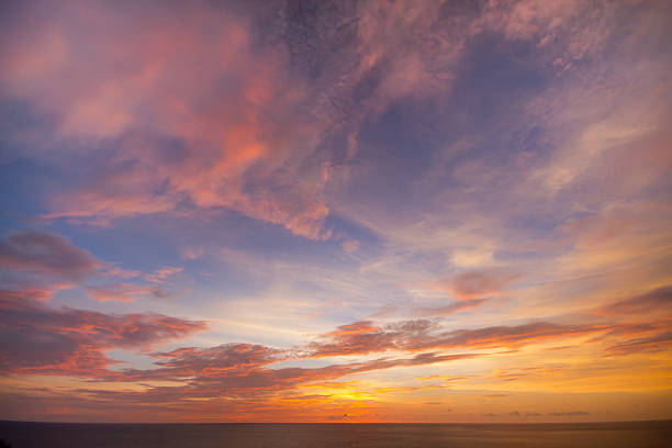 морской пейзаж view - dramatic sky horizon over water sunlight sunset стоковые фото и изображения