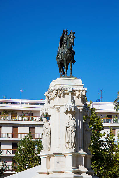 statue im plaza nueva, sevilla, spanien - malaga seville cadiz andalusia stock-fotos und bilder