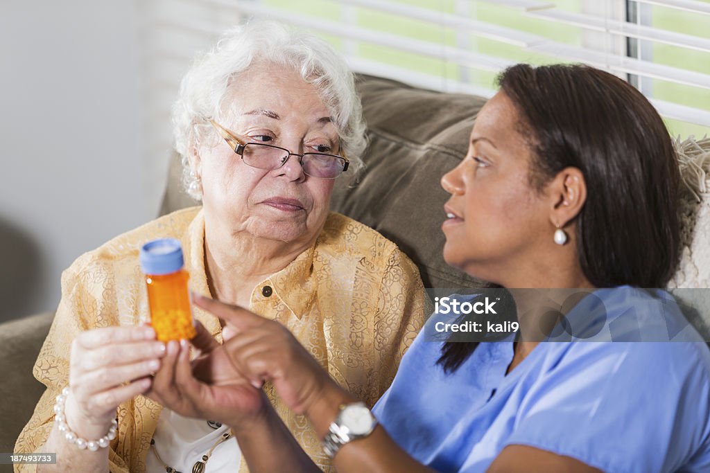 Donna anziana con il farmaco su prescrizione - Foto stock royalty-free di 50-54 anni