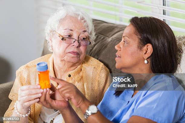 Donna Anziana Con Il Farmaco Su Prescrizione - Fotografie stock e altre immagini di 50-54 anni - 50-54 anni, 70-79 anni, Adulto
