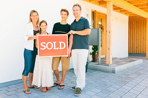 istock family selling their house 187493923