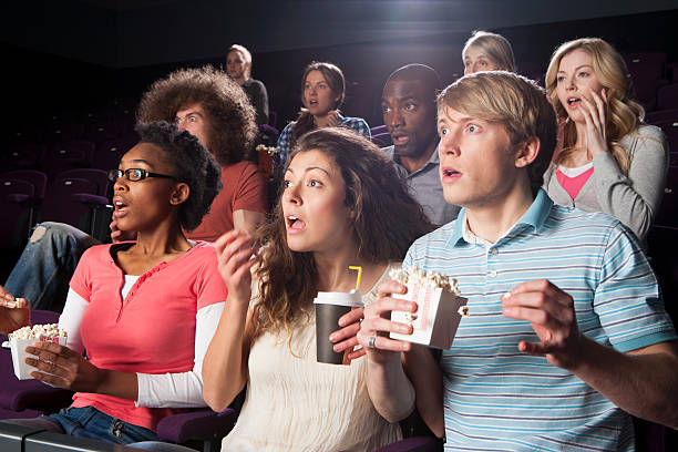 adolescentes em cinema - audience surprise movie theater shock imagens e fotografias de stock