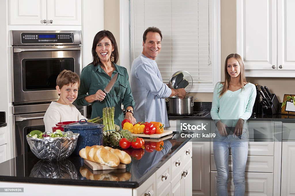 Familia en la cocina - Foto de stock de Chica adolescente libre de derechos