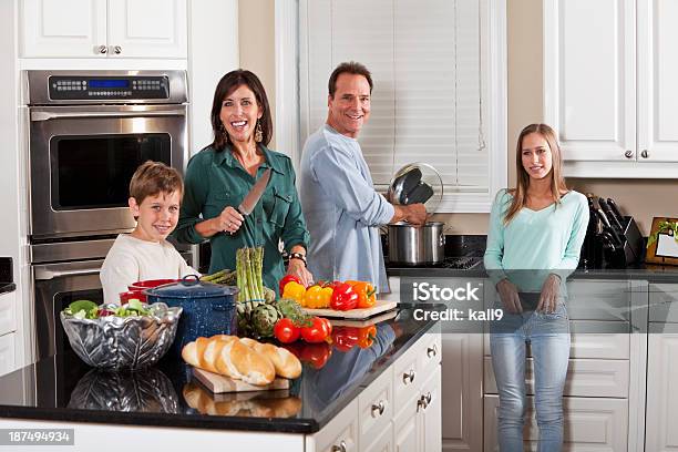 Famiglia In Cucina - Fotografie stock e altre immagini di Caucasico - Caucasico, Cucina, Ragazze adolescenti