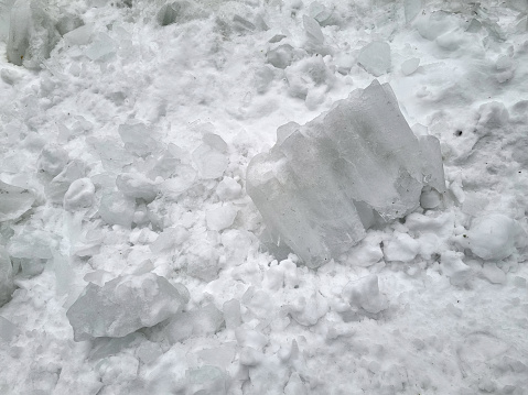 氷の塊屋根から降り積もる雪街の古い汚れた雪春 - 小丘のストックフォトや画像を多数ご用意 - 小丘, アウトドア, アスファルト - iStock