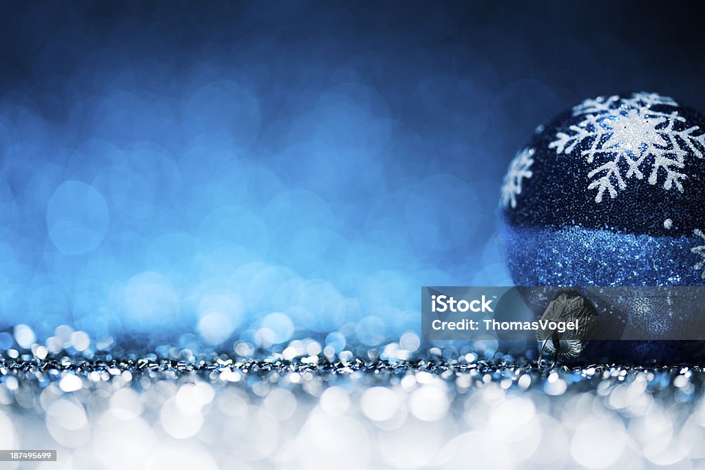 Christmas Bauble-Blau Bokeh Unscharf gestellt Dekoration White - Lizenzfrei Bildschärfe Stock-Foto