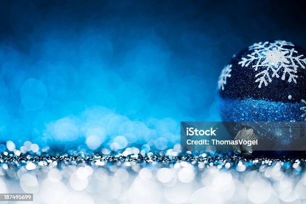 Christmas Baubleblau Bokeh Unscharf Gestellt Dekoration White Stockfoto und mehr Bilder von Bildschärfe