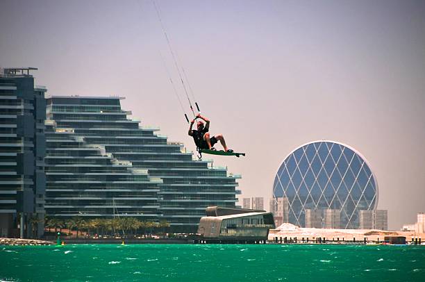 kite surfer di abu dhabi - wakeboarding surfing men vacations foto e immagini stock