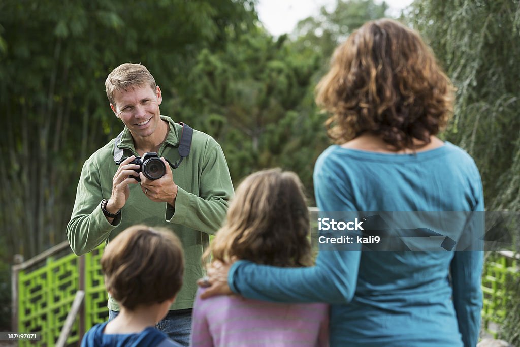 Tomar fotos de vacaciones familiares - Foto de stock de 4-5 años libre de derechos