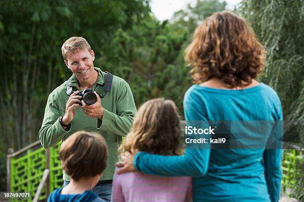 Tomar Fotos De Vacaciones Familiares Foto de stock y más banco de imágenes de 4-5 años - 4-5 años, 40-44 años, 40-49 años