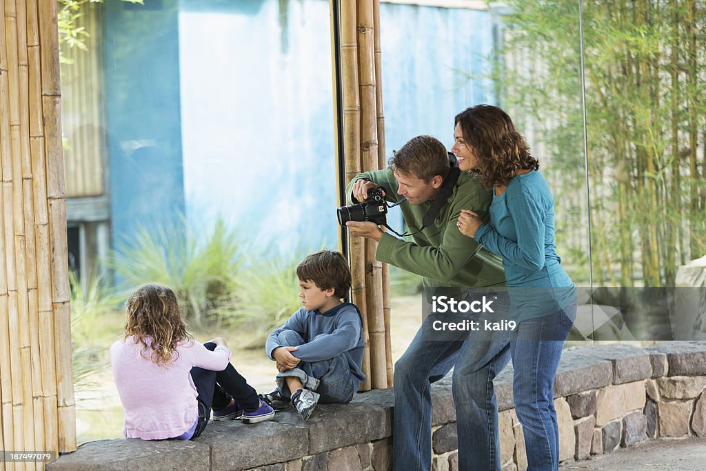 Famille au zoo - Photo de Zoo libre de droits