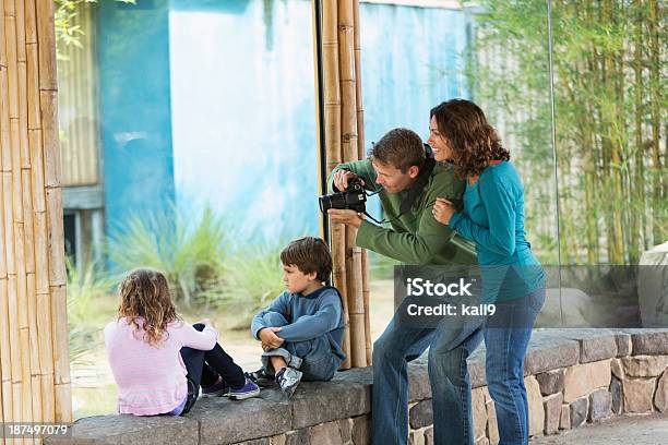 Foto de Família No Zoo e mais fotos de stock de Jardim Zoológico - Jardim Zoológico, Dois genitores, Família