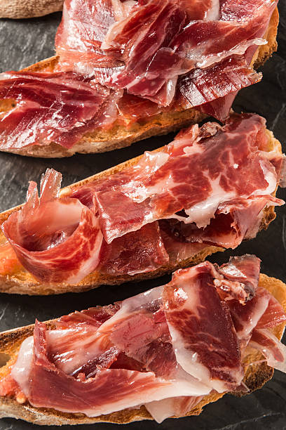 料理の写真の燻製ハム夕刻のセラーノ̩ - prosciutto di parma ストックフォトと画像