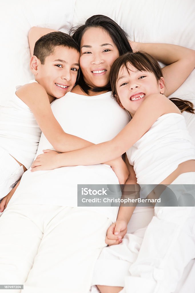 Mãe e filhos abraçar uma outra - Royalty-free 30-34 Anos Foto de stock