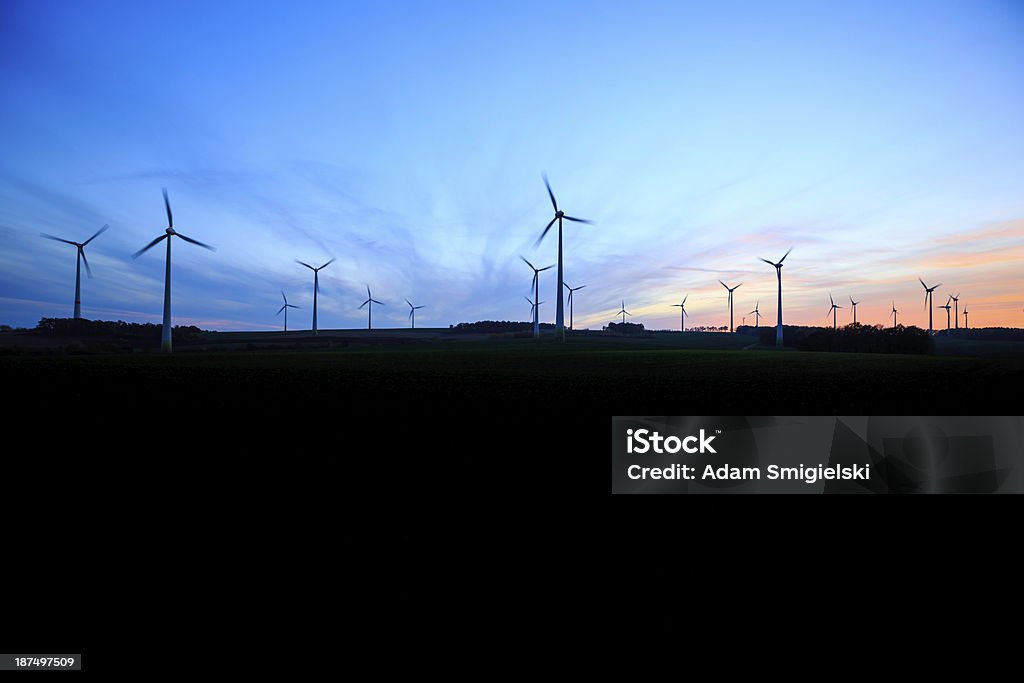 電力作成の風車 - Horizonのロイヤリティフリーストックフォト