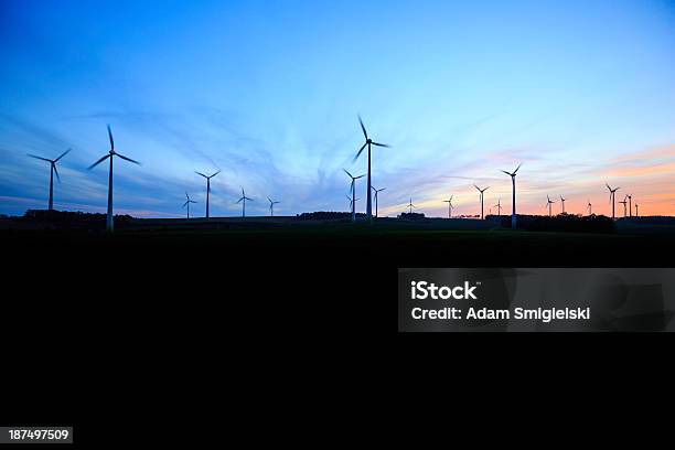 電力作成の風車 - Horizonのストックフォトや画像を多数ご用意 - Horizon, くるくる回る, オレンジ色
