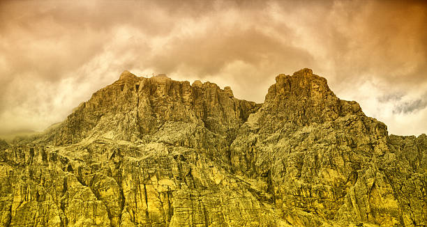 山の風景 - country road fence road dolomites ストックフォトと画像