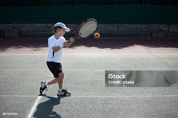 Concentrado Jugador De Tenis Foto de stock y más banco de imágenes de Jugar - Jugar, Juguetón, Tenis