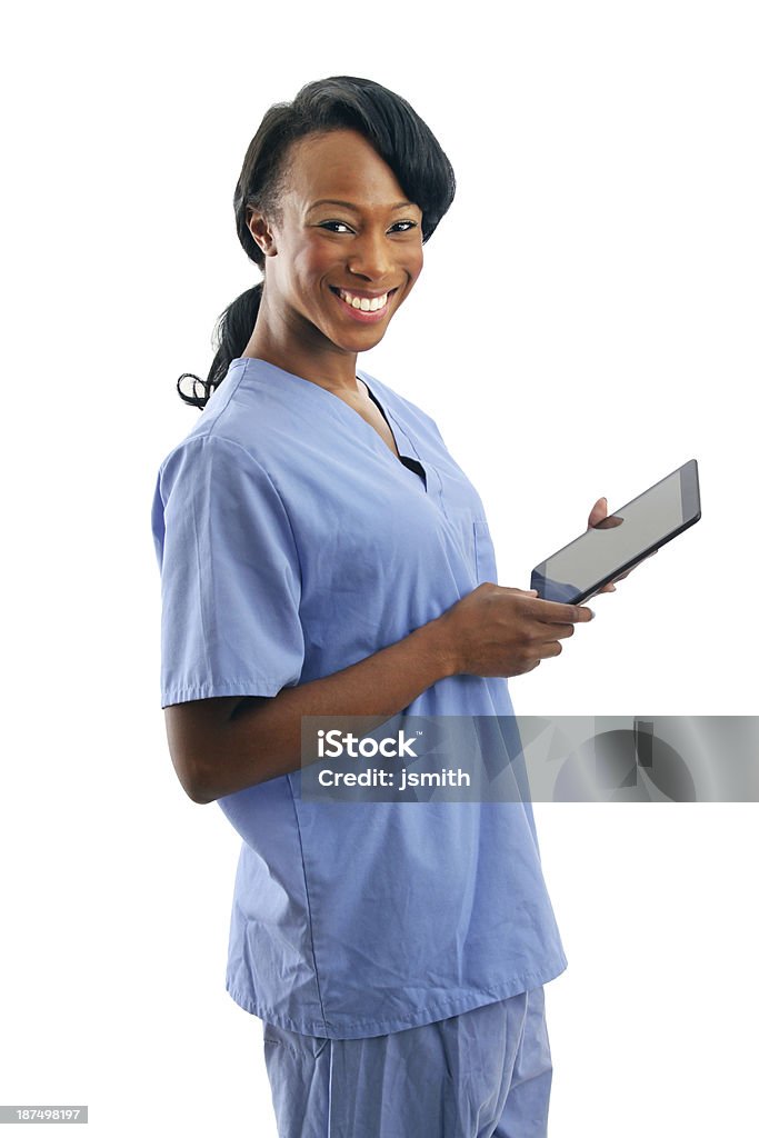 Uśmiechająca się African American pielęgniarki z touch pad - Zbiór zdjęć royalty-free (20-29 lat)